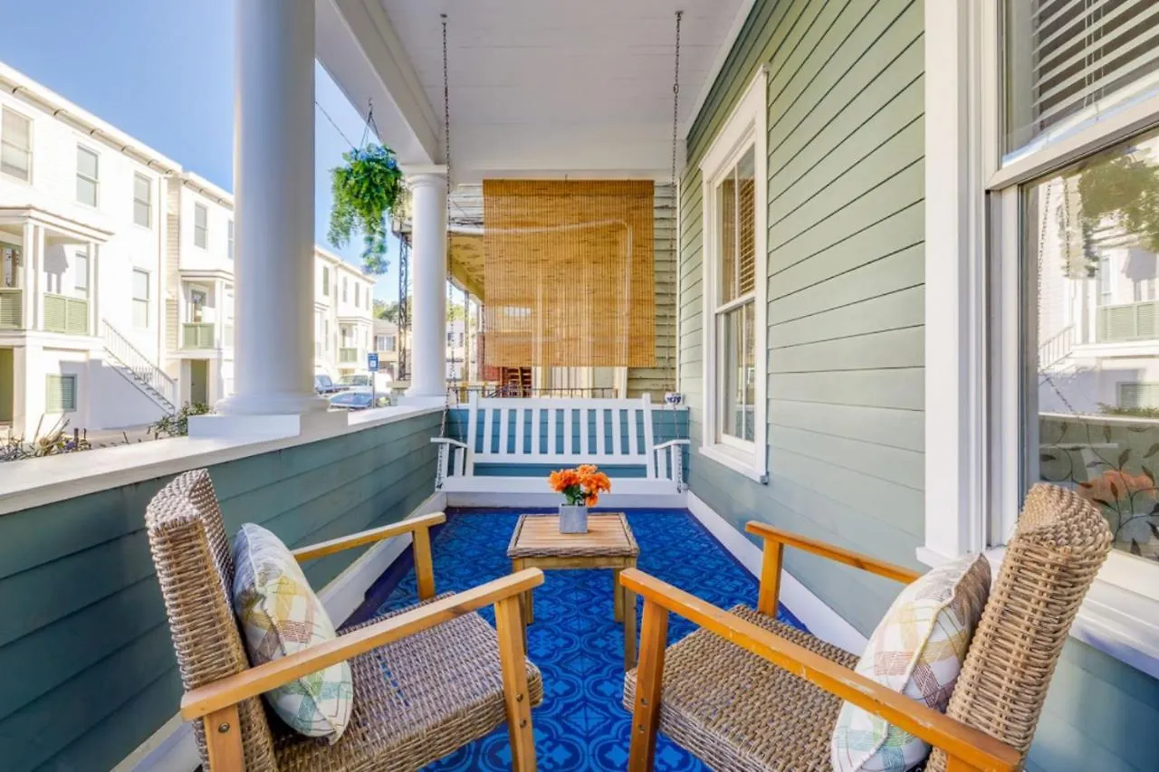 Дом отдыха Southern Charmer-Historic District Downtown-Front Porch-Walk Score 90!!-Private Parking-1 Minute To Forsyth Park Саванна США