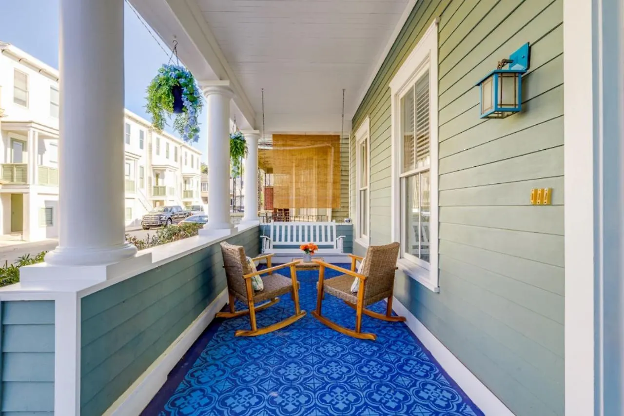 Southern Charmer-Historic District Downtown-Front Porch-Walk Score 90!!-Private Parking-1 Minute To Forsyth Park Саванна Дом отдыха