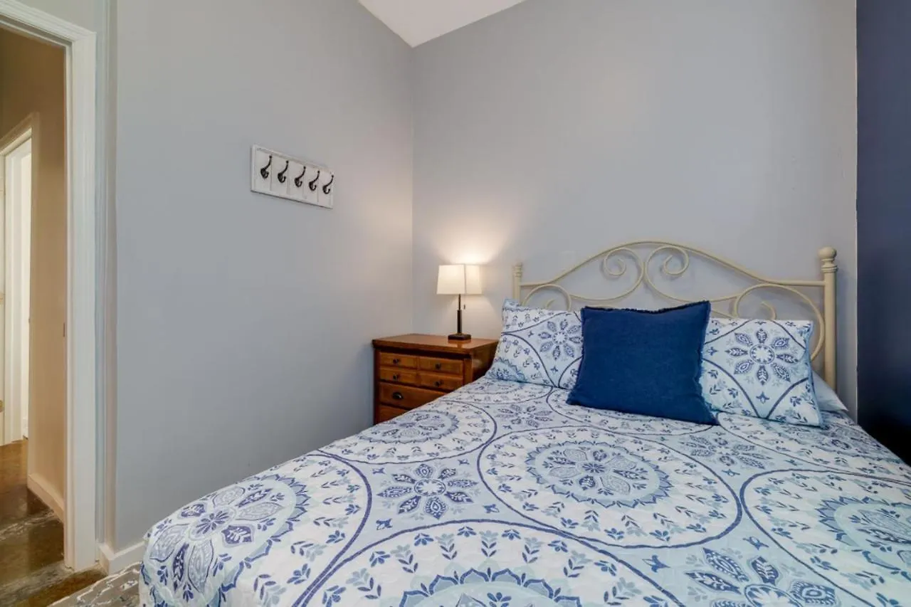Southern Charmer-Historic District Downtown-Front Porch-Walk Score 90!!-Private Parking-1 Minute To Forsyth Park Саванна
