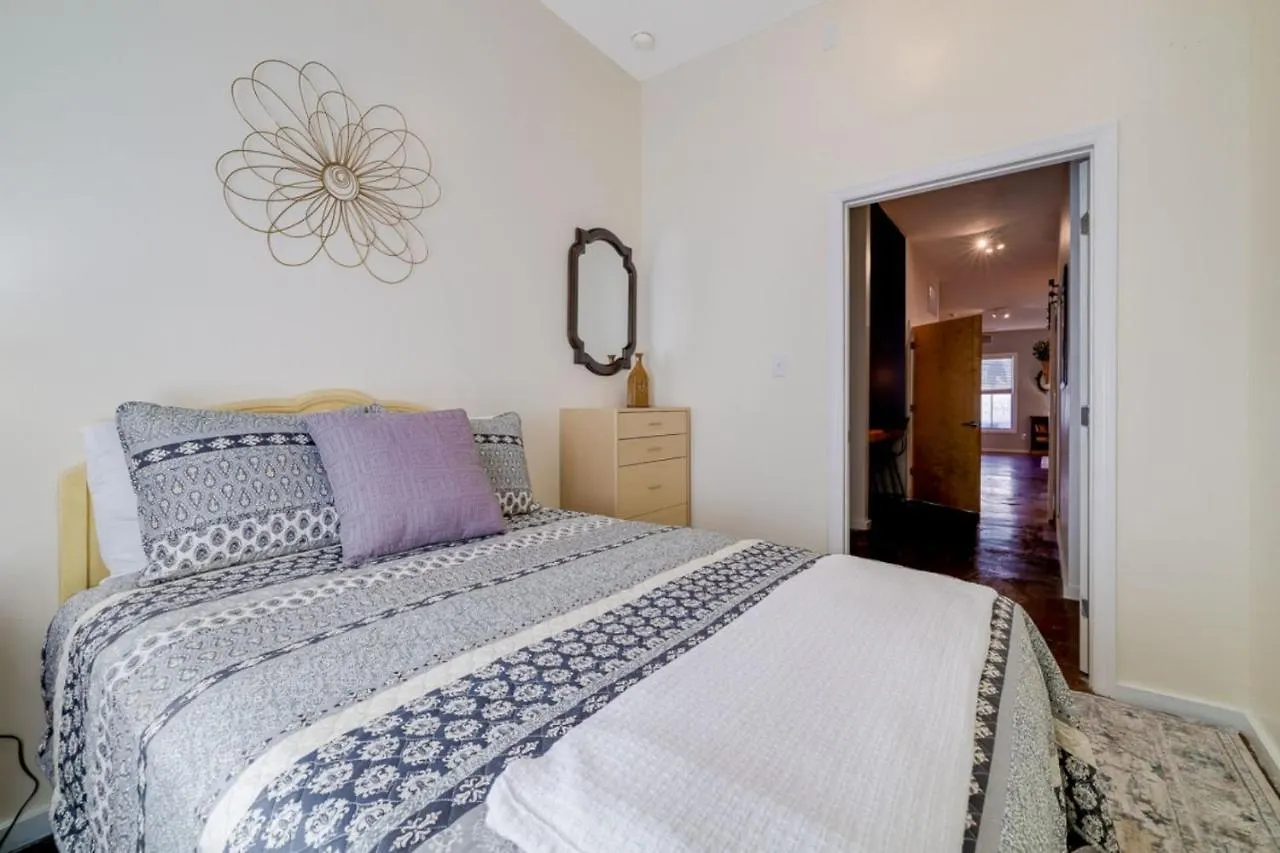 Дом отдыха Southern Charmer-Historic District Downtown-Front Porch-Walk Score 90!!-Private Parking-1 Minute To Forsyth Park Саванна