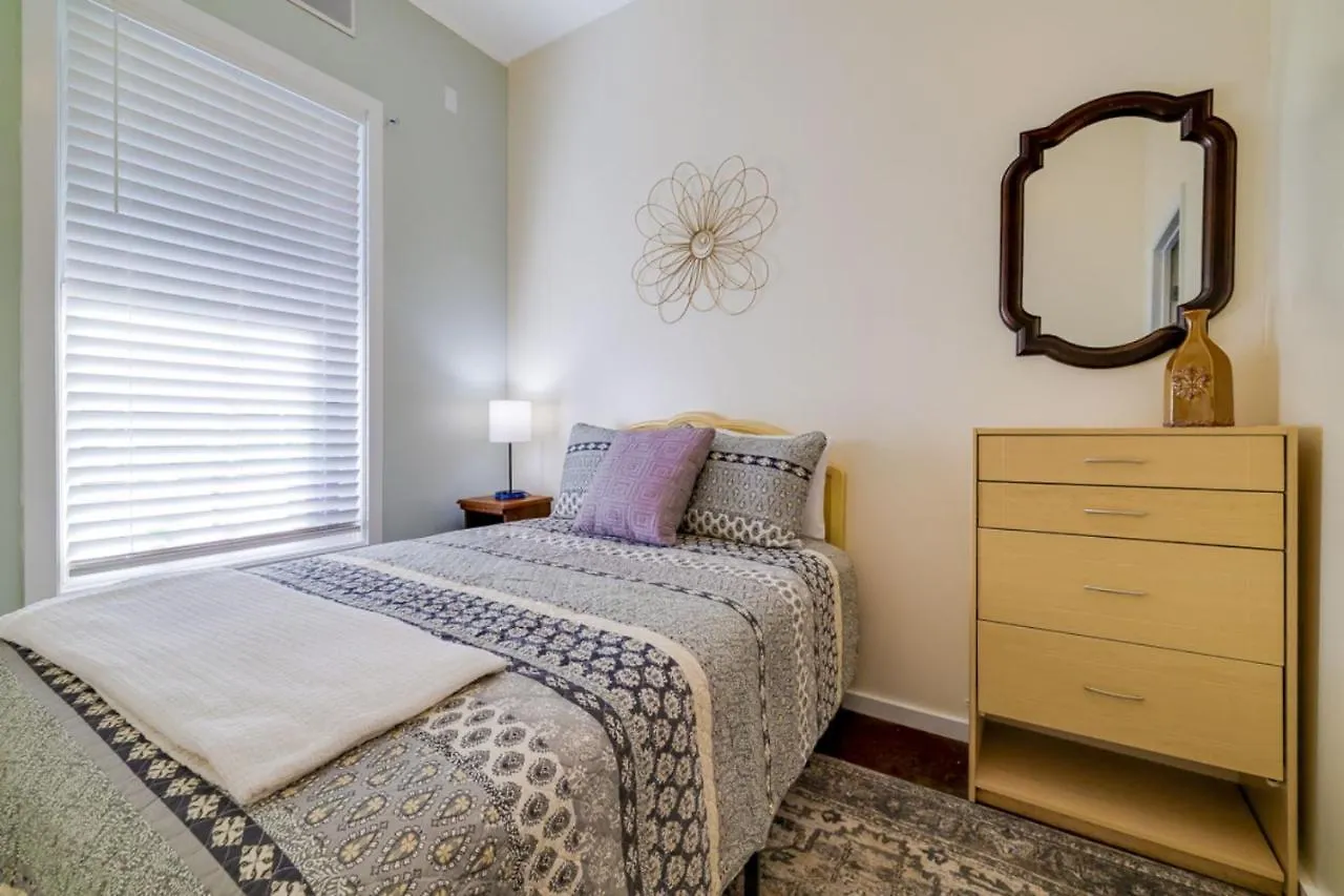 Southern Charmer-Historic District Downtown-Front Porch-Walk Score 90!!-Private Parking-1 Minute To Forsyth Park Саванна Дом отдыха